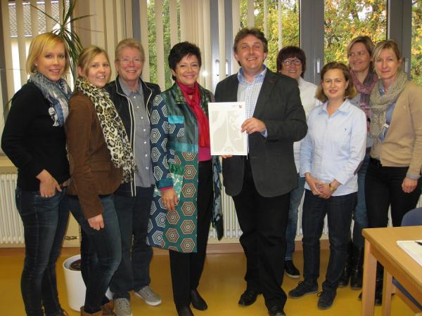 Schulamtsdirektorin Maria Reusch und Schulleiter Stefan Richter M mit Buchholzer Kollegium